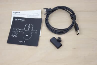 Lieferumfang mit Kabel, USB-Dongle und Adapter für den Dongle.