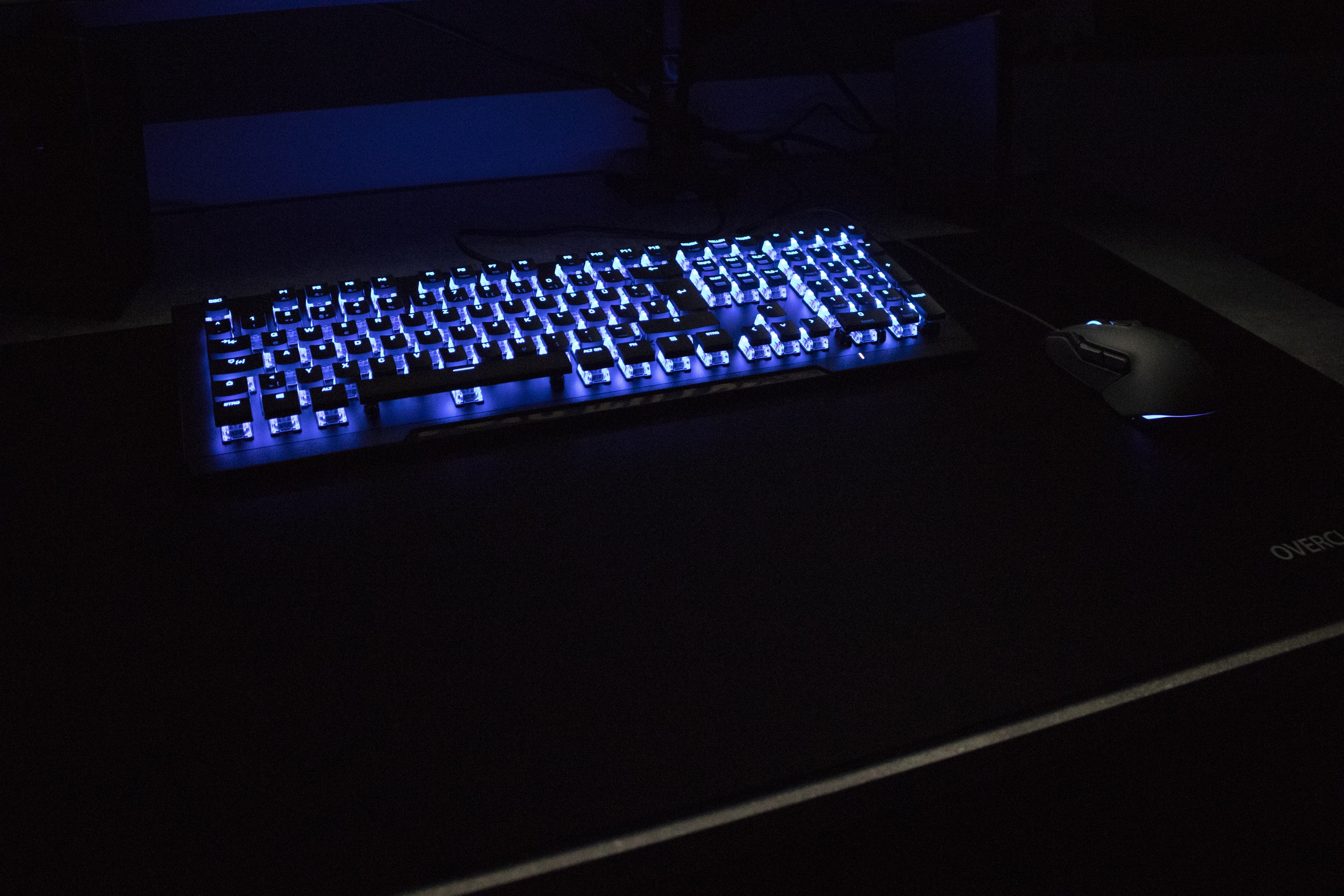 Mechanische Gaming Tastatur Roccat Vulcan 80 Aluminiumoberfläche Roccat Titan Switches Multimedia-Tasten blaue LED Einzeltastenbeleuchtung 