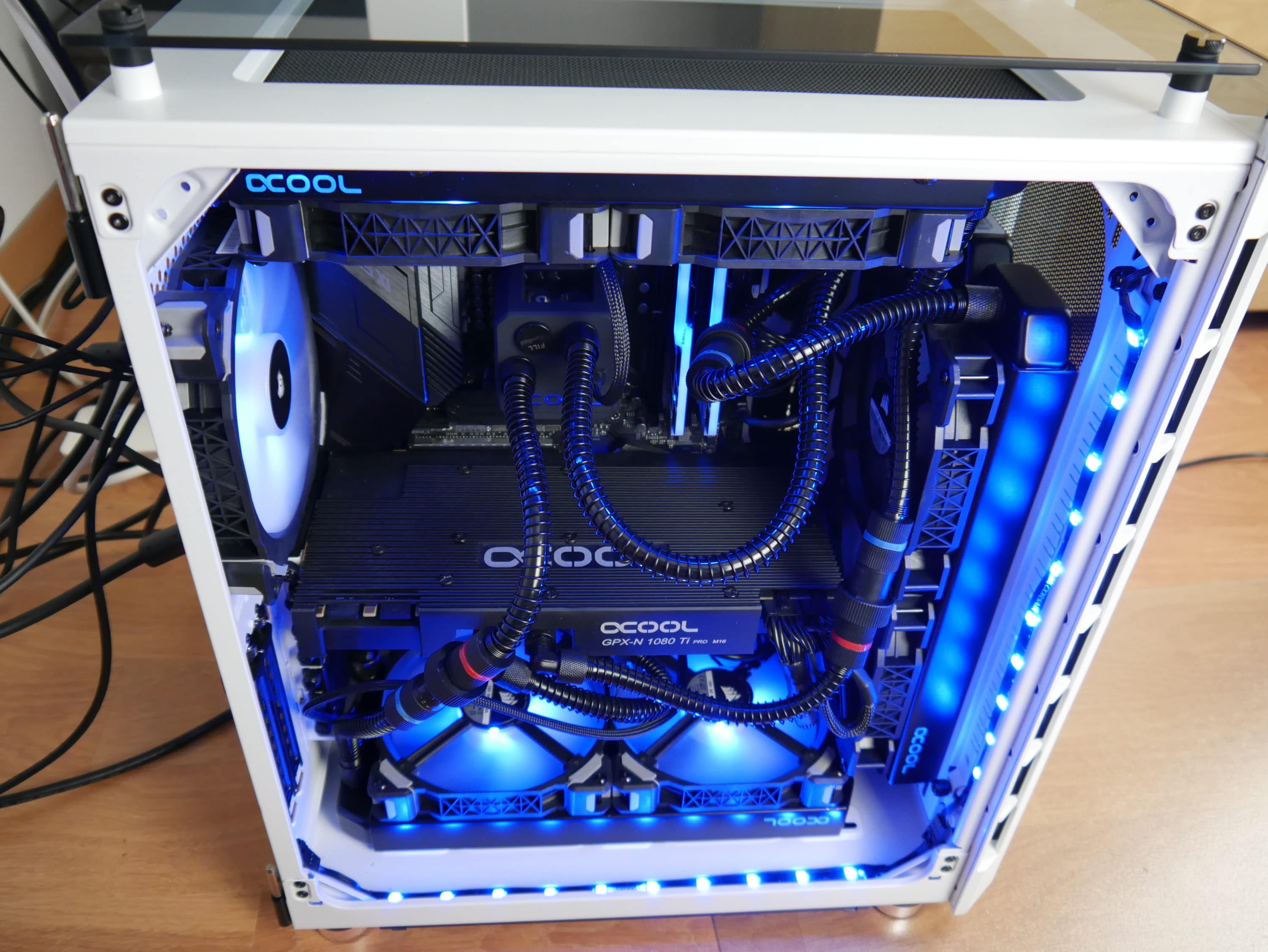recepción Perspicaz Leve What's Really Going In? The Corsair Crystal Series 680X RGB Case Reviewed