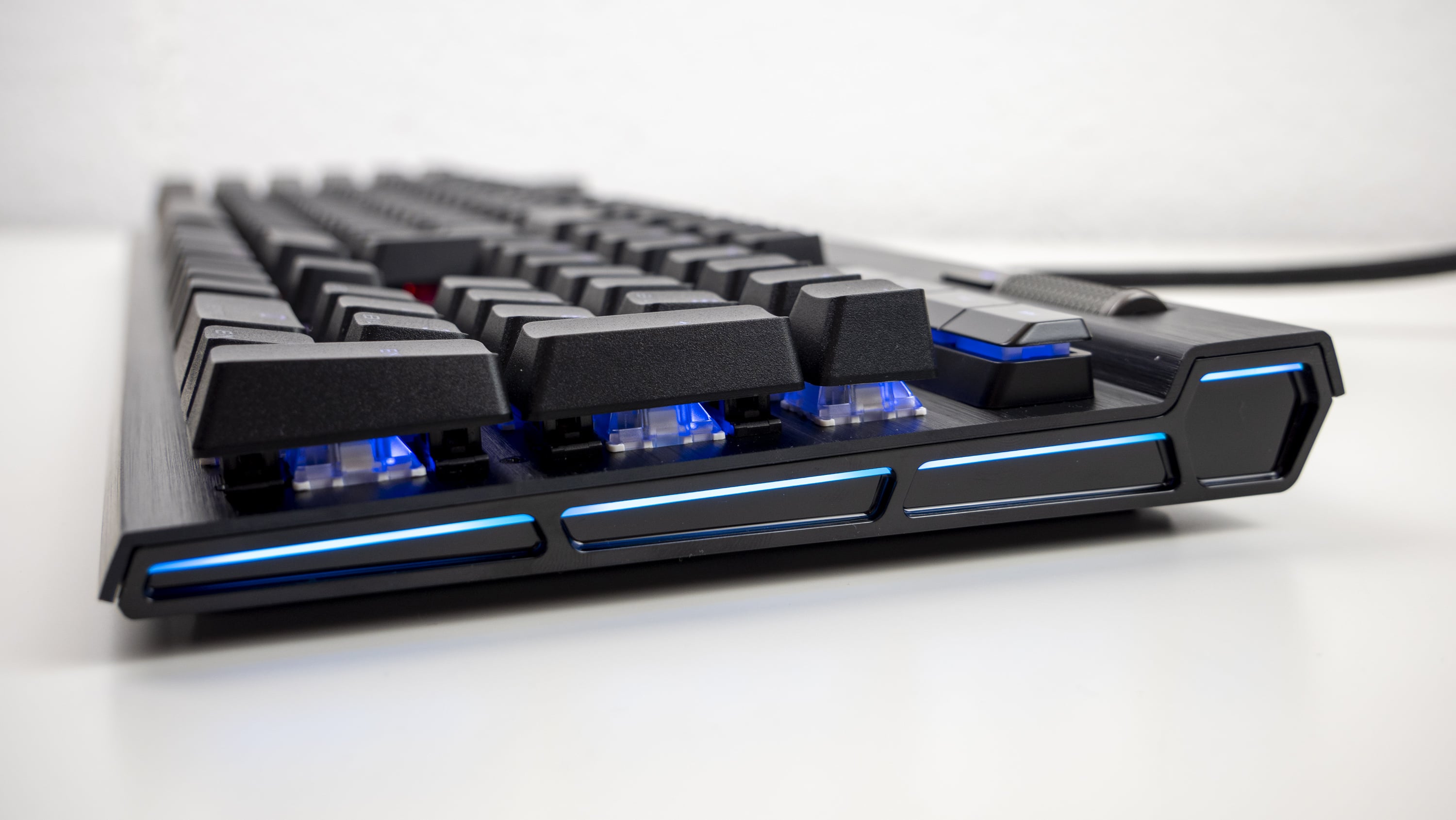 the keyboards ultra gaming K100 plus new The RGB: non Corsair under