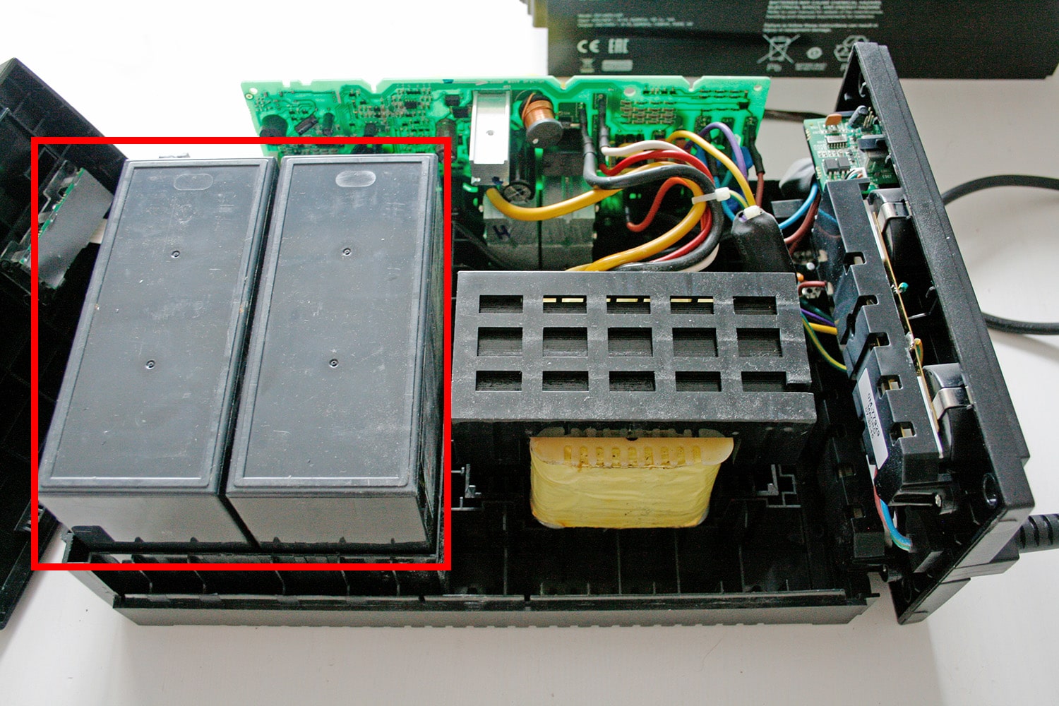 USV AKKU wechseln Intervall - Wie man den Batteriewechsel an einer USV  vornimmt. 