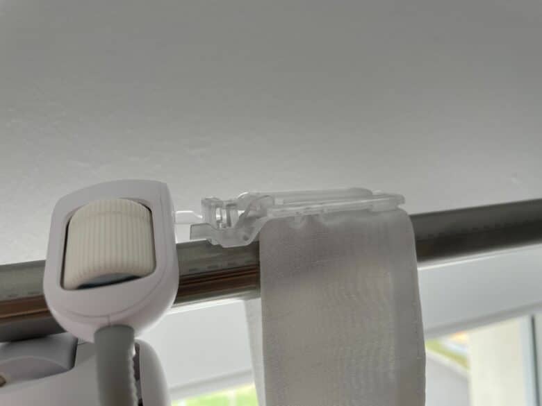 SwitchBot Curtain Rod mit Gardinen-Klammern
