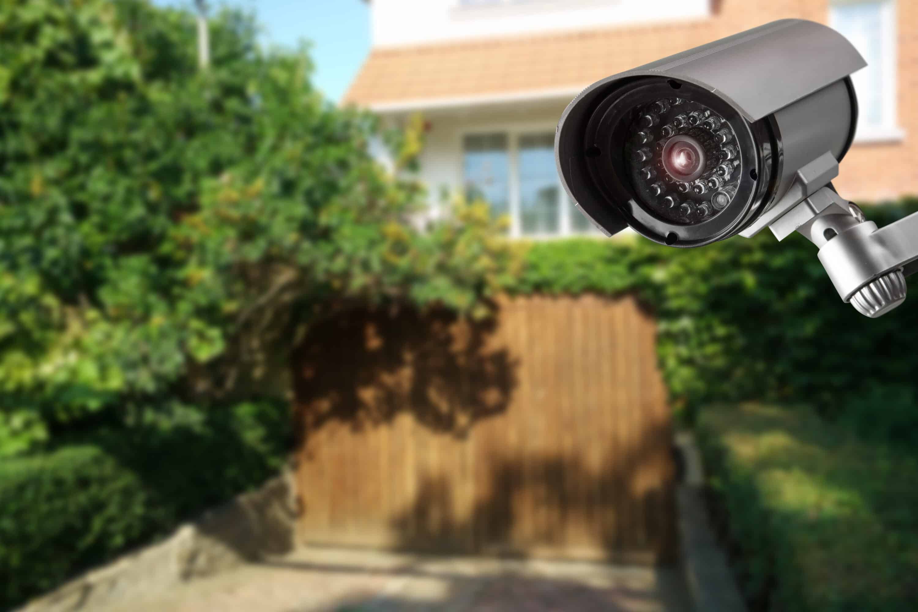 Нестандартные камеры. Видеокамера для видеонаблюдения. Видеонаблюдение на даче. Камера видеонаблюдения уличная. Монтаж камер видеонаблюдения.
