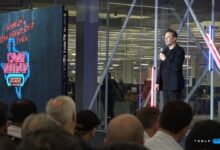 Tesla Aktionärsversammlung 2022: Bild zeigt Elon Musk bei der Vorstellung der sechsten Gigafactory