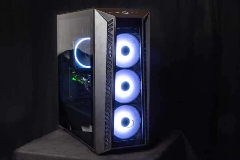Cooler Master MasterBox 520 mit blauer Beleuchtung