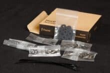 Box mit in Plastiktüten sortierten Schrauben und Kabelbinder