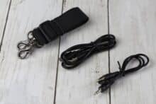 Nahaufnahme von Klinkenkabel, USB-Kabel und Tragegurt