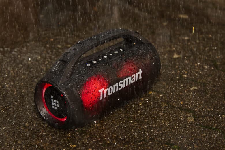 Bluetooth Speaker glows red in the rain