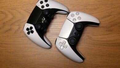 PS5-Controller am PC nutzen: Bild zeigt den DualSense und den DualSense Edge Controller von Sony, die beide auch am PC verwendet werden können