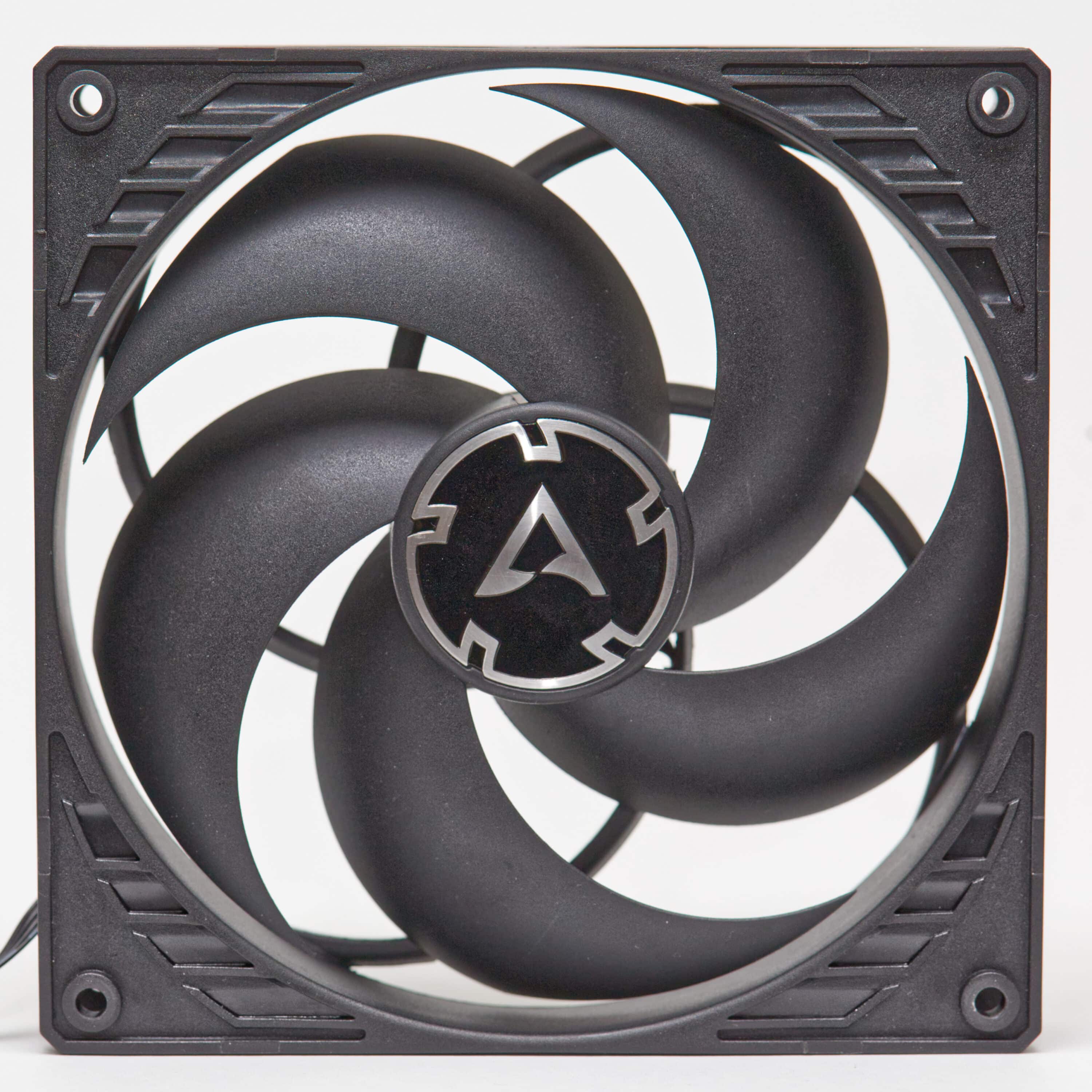Arctic F14 PWM PST review - 140 mm fan with price-performance crown?