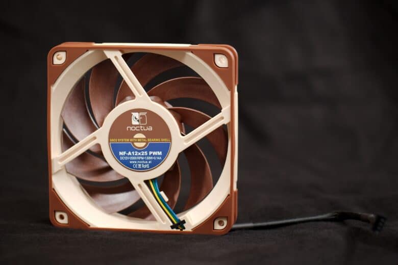 Noctua NF-A12x25 PWM from behind with sealing ring.