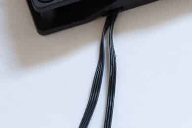 Zwei dünne Kabel an einem schwarzen Lüfter