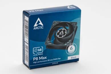 Blaue Verpackung der Arctic P8 Max von vorne