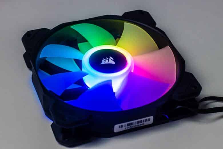 Regenbogen RGB Beleuchtung des Corsair iCue SP120 Elite