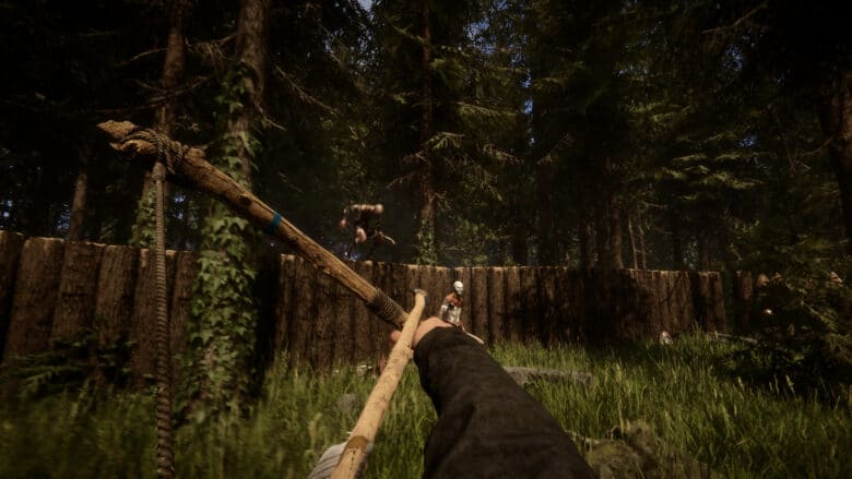 Screenshot aus Sons of the Forest zeigt die Spielfigur, die mit einem Bogen auf Gegner zielt.