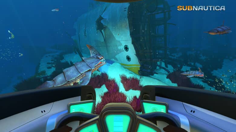 Screenshot aus Subnautica zeigt die Spielfigur beim Erkunden der Unterwasser-Welt.