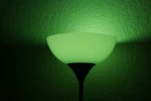 Stehlampe mit grünem Licht