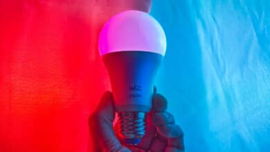 WiZ Lampen Test mit blauem und rotem RGB Licht