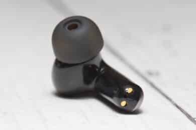 Ladeanschlüsse an einem Wireless In-Ear Kopfhörer